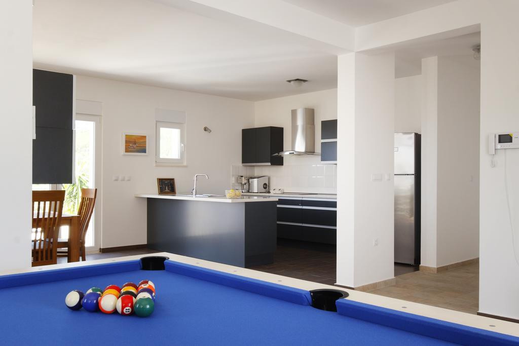Villa Mermaid Your Croatian Haven With Luxury Pool And Scenic Views Podstrana Habitación foto